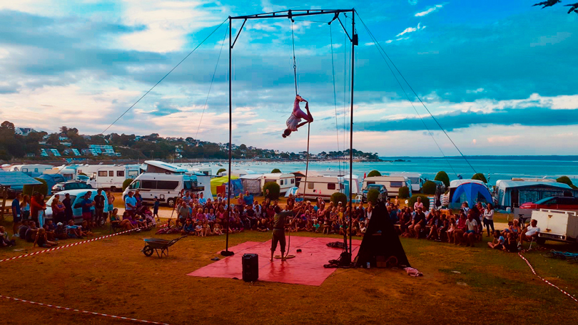 Présentation du spectacle de cirque “Une corde a vécu” à la corde lisse au camping du fond de la baie à Loquierec, le 25 juillet 2019. © Sylvain Auguste